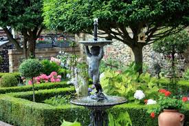 Garden Design Ideas For A Romantic Italian Garden Atmosphere Atmosphere Design Garden Idea Small Front Gardens Italian Garden Landscaping With Fountains