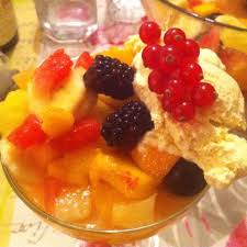 Salade De Fruits Maison Glace Vanille Melon Pasteque Peche Bananes Raisins Noir Ananas Surmontes De Salade De Fruits Maison Salade De Fruits Raisin Noir