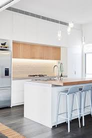 El blanco en la cocina aporta mucha luz. Cocina Abierta En Blanco Y Madera Cocinasabiertas Cocinasblancas Diseno De Cocina Moderna Cocina Minimalista Cocina Blanca Y Madera