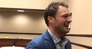 Giants announcers Shawn Estes and Dave Flemming laugh through funny misread