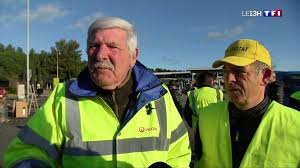 Une centaine de manifestants ont bloqué dès 8h30 ce samedi 17 novembre le rond point de thillois à la sortie de reims, qui mène aux grandes zones industrielles. La Ciotat Des Gilets Jaunes Irreductibles Sur Les Points De Blocage Lci