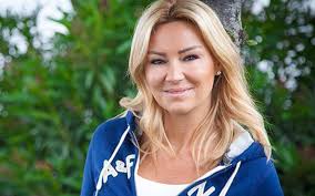 Sarı saçlarını koyu renge boyatan güzel yıldız, kâkül kestirince resmen olay oldu. Pinar Altug Un Son Hali Sasirtti Internet Haber