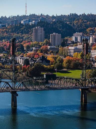 Leaf it to Portland to make fall look this good (see what we did there?)!  🍂🍁🍂🍁 📸: @datguy_eddy #ThisIsPortland #LovePortland