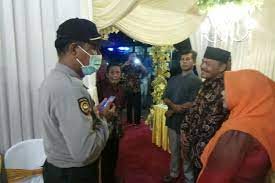 Akad nikah pasangan yang menikah di malaysia ini viral karena hanya dihadiri oleh 11 orang saja. Pengantin Sudah Di Pelaminan Resepsi Pernikahan Di Jember Dibubarkan Halaman All Kompas Com