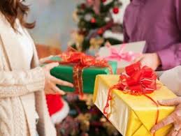 Beli hadiah dengan pilihan terlengkap dan harga termurah. Tradisi Acara Tukar Kado Kira Kira Apa Yang Unik Kompasiana Com