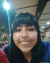 La promo presenta a: Anahi Zoe Herrera •Apodos: "zoe", "negra" •Edad: 19  •Fecha de cumpleaños: 01/09 🎊 •Rol en el curso: la que nunca quiere hacer  nada y se queja por todo