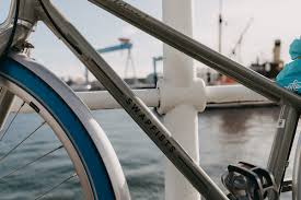 Swapfiets Auf Blauen Reifen Durch Kiel Forde Fraulein