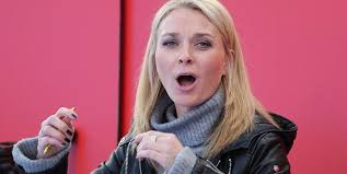 Trotz des gemeinsamen hobbys fußball sind esther und hubi nicht. Britta Hofmann Sky Moderatorin Ultra Sexy Am Strand So Lustig Reagiert Schwangere Kollegin Esther Sedlaczek Mopo De
