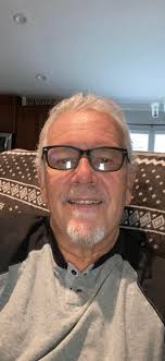 Introduction of an old hippie in a peace and love community