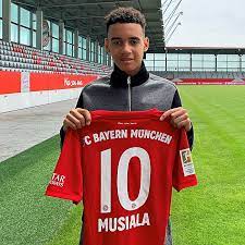 Musiala wurde in der deutschen stadt stuttgart geboren und lebte bis zu seinem siebten lebensjahr in fulda. Ex Lehnerzer Trifft Und Trifft Musiala Startet Beim Fc Bayern Durch