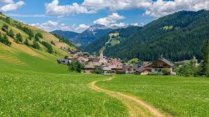 For mountain lovers the neves lake is starting point for one of the most beautiful mountain trails in south tyrol: Neveser Hohenweg Tauferer Ahrntal