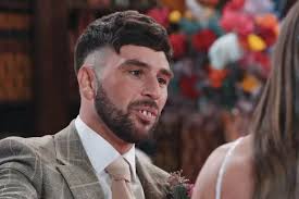 Coronation Street star left 'furious' after falling victim to 'disturbing'  online fraud