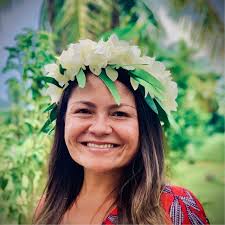 Kimberly Hinds's Instagram, Twitter & Facebook