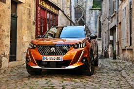 Peugeot je napravio prekretnicu s novim modelom 208, a napredak se ponajviše očituje u novom, atraktivnom stiliziranju, smanjenoj težini i dimenzijama te novoj generaciji trocilindarskih benzinaca. Peugeot 2008 K O Veliki Auto Republika