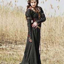 Tenue agga noire en coton 40,24 € robe médiévale à capuche en s/m, l/xl ou xxl à partir de 55,41 € robe médiévale 80,57 € chapeau de sorcière noir ou brun 23,09 € tricorne en feutre 20,07 € jupe ajourée en noir 37,21 € robe à laçage en noir 45,28 € Robe Medievale De Coton Chasseresse Pour Vente Disponible En Coton Bleu Fonce Coton Vert Coton Blanc Coton Noir Coton Bleu Coton Bourgogne Coton Rouge Passement Celtique Argente Passement Celtique Dore Passement
