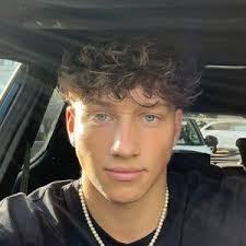 Karen Siebert's Instagram, Twitter & Facebook