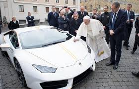 Máximo kirchner y maximiliano abad buscan darle una nueva impronta al pj y la ucr bonaerense. El Papa Subasta Para Caridad Un Lamborghini Que Le Regalaron La Banda Diario