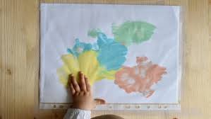 Peinture Propre Une Activite Sensorielle Pour Les Bebes Inspiree De La Pedagogie Montessori Marie Claire