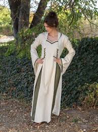 Robe Medievale Bicolore A Capuche En Ecru Et Vert Olive La Boutique Medievale Robe Medievale Vetements Medievaux Modele De Robe Medievale