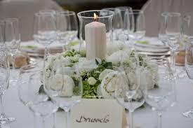 A christmas table setting in green, white, gold and silver. Crisp White And Lime Green As Inspiration For Your Table Decor Leoeventi