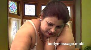 سكس هندي سمين تدليك راسه بين فخادها تحت كسها – كسها موقع السكس العربي