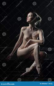 Jolie Pose De Jeune Femme Nue Dans Lobscurité Photo stock - Image du  européen, détente: 28986452