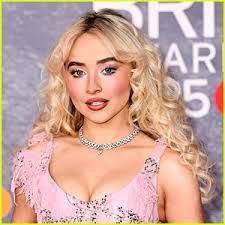 Zoe Riley's Instagram, Twitter & Facebook