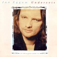 Jan eggum<br>miscellaneous<br>på'an igjen<br>det e blikk i blikk<br>begge kjenne søte pile stikk<br>d'e amors som regjerer<br>før det eksploderer<br>vil ole ha en dans<br>men hon e allerede hans<br>de e hånd i hånd<br>de syns livets vei skal være sånn<br>la no alvore komme siden<br>vi. Jan Eggum Underveis 1991 Cd Discogs