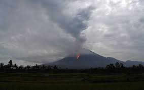 Gunung semeru merupakan gunung tertinggi di pulau jawa dan masuk dalam jajaran 7 summit indonesia. Gunung Semeru Waspada Awan Panas Meluncur Sampai 1 5 Kilometer Kabar24 Bisnis Com