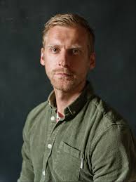 Aziz Haddouch (56) is hobby imker. In zijn volkstuin in Zwijndrecht  verzorgt hij liefst acht bijenkolonies: 240.000 bijen in totaal. “Ik kom  tot rust bij de bijen. Het zijn mijn huisdieren. Aan