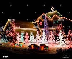 Los Estados Unidos Utah American Fork Casa Decorada Con Luces De Navidad Y Adornos En La Noche Fotografia De Stock Alamy
