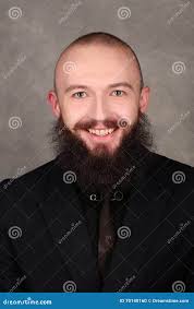 Ung Le Man För Stående Med Den Långa Skägg- Och Mustaschhipsteren Arkivfoto 