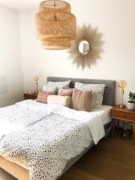 In die flauschige wollplaid gehüllt, gönnen wir uns auf dem lesesessel im schlafzimmer unser neues lieblingsbuch. 4 Schone Ideen Fur Deine Fruhlingsdeko Im Schlafzimmer The Golden Kitz