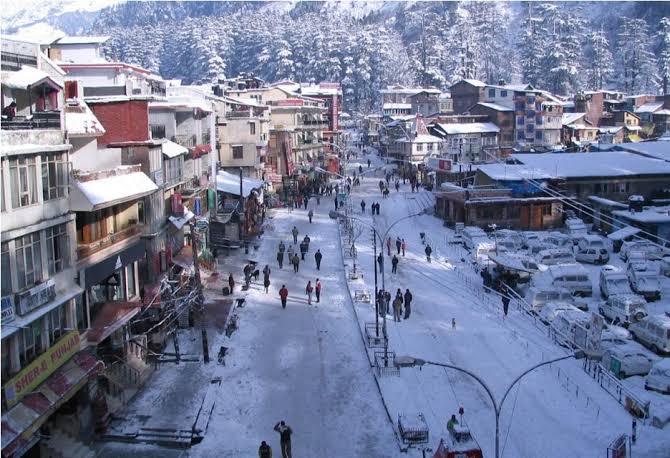 Mall Road Manali, shopping and local experiences, the final stop on the Delhi to Manali Tempo Traveller route