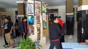 Karena tak memungkinkan untuk memamerkan lukisan aslinya. Pameran Karya Seni Rupa Emwiska
