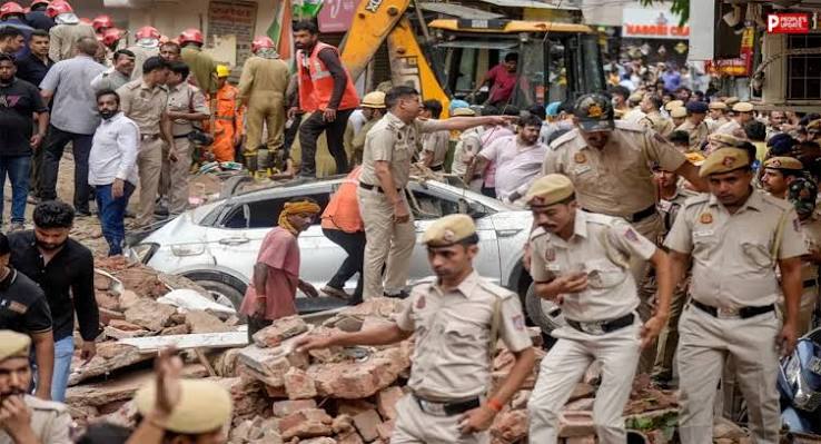 सत्य निकेतन में मौत का मलबा! 5 मंजिला इमारत ढही, 6 की मौत, CCTV में दिखा खौफनाक मंजर - People's Update