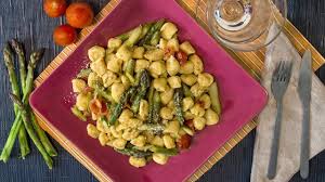 Gnocchi con gamberi e asparagi: Gnocchi Con Asparagi E Pomodorini Youtube