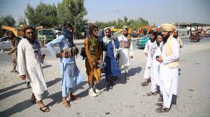 Muchas familias afganas que llegaron a kabul, están durmiendo en campamentos a las afueras de la capital. 25g7jit22fxym