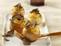 Zwiebeln Mit Polenta Gefullt Dazu Schwarze Truffel Rezept Rezepte Truffel Polenta