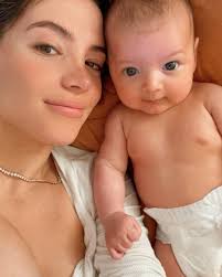 Sarah kohan, also known as the 'moonstrucktraveller', and west ham striker javier hernandez, are just weeks away from welcoming their first child after they tied the knot. Sarah Kohan On Instagram Morning Cuddles 26 12 20 Morning Cuddles Cuddling Baby Face