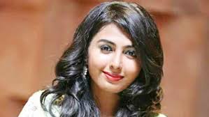 Thane: Young woman dies after falling off local train ముంబై సబర్బన్ రైలు  మరణ మృదంగమే: జారిపడి యువ ఉద్యోగిని మృతి