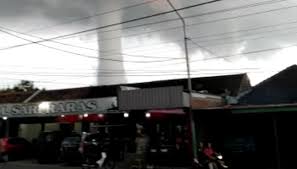 Fenomena angin puting beliung yang berada di atas permukaan air atau waterspout terjadi di waduk gajah mungkur, wonogiri, jawa tengah, pada rabu sore, 20 januari 2021. Zsjktfqveo1htm