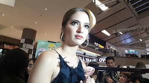 Pake pakaian tidur s3xy ala j4p4nesee reaksi suami sampe melotot bikin ngakak. Seksi Pakai Baju Transparan Nia Ramadhani Ogah Dikomentari Suara Com Line Today