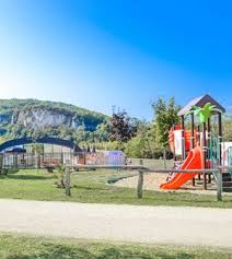 They are mainly located along the numerous rivers that run through this. Campingplatz In Der Dordogne Am Wasser Beheizter Pool Flussufer