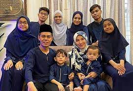 Pelakon terkenal bollywood, aamir khan,56, telah mengumumkan berita mengenai penceraiaannya bersama bekas isteri, kiran rao, 47. Artis Malaysia Anak Fauzi Nawawi Fareez Selamat Facebook