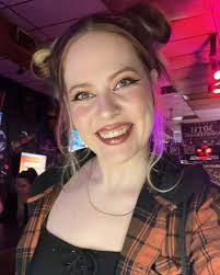 Roxanne Gill's Instagram, Twitter & Facebook