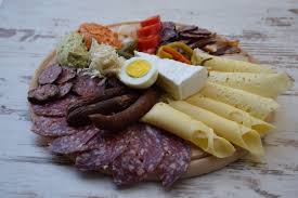 Am Besten Kommen Die Wurst Und Speckspezialitaten Auf Einer Steirischen Brettljause Zur Geltung Dazu Habe Ich Mit Meinem Bauern Brettljause Essen Hauptspeise