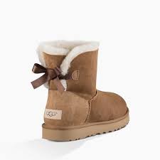 The mini bailey bow ii has been pretreated to repel moisture and protect against staining so that they can better handle surprise drizzles and life's little spills. Ugg Mini Bailey Bow Ii 1016501 Che Weinrot Braun Fur 164 50 Sneakerstudio De