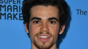 L'attore era una vera e propria star di bollywood e stando a quanto riportano i quotidiani locali gli verranno riservati i funerali di stato. L Attore Di Descendants Cameron Boyce E Morto Nel Sonno La Scorsa Notte
