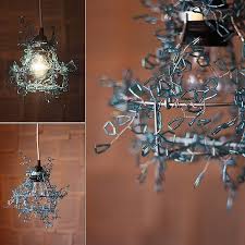 Les bonnes nouvelles sont qu'une lampe diy est assez abordable et facile à même un vieux objet cassé, et donc devenu inutile, peut être ramené à vie avec un peu d'habilité et d'imagination. Abat Jour Original A Fabriquer Soi Meme En 20 Idees Faciles Abat Jour Original Lumiere Suspendue Diy Lampes Suspendues Industrielles